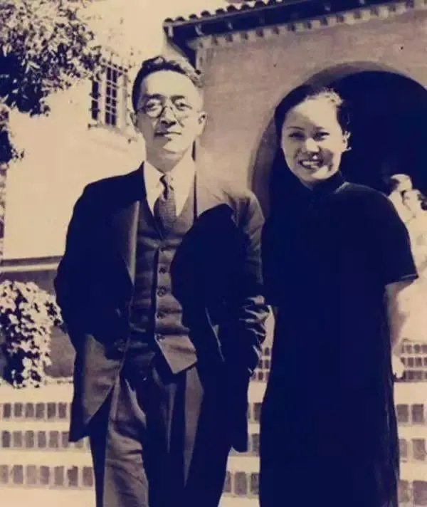 1917年，胡适受母亲之命迎娶江冬秀。然而，在婚礼上，他看上了15岁的伴娘。6年