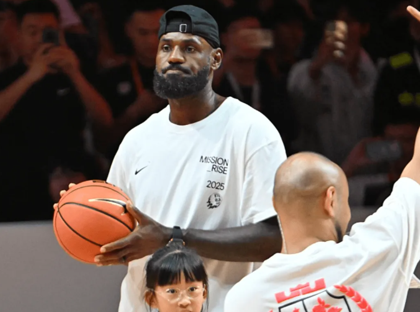 詹姆斯在中国行揭幕LeBron 23，坦言“分析比赛习惯难改”