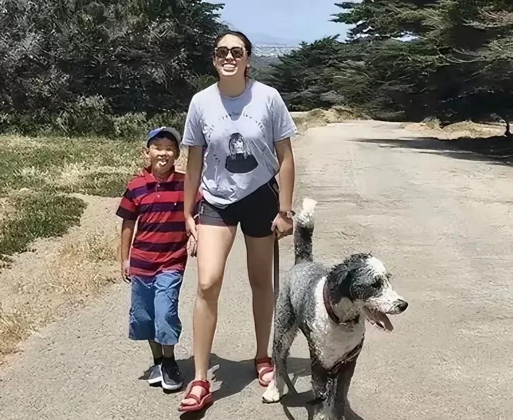郎平女儿
白浪和她的异母弟弟白帝！
虽然父母离婚，但郎平对女儿的教育非常成功，白