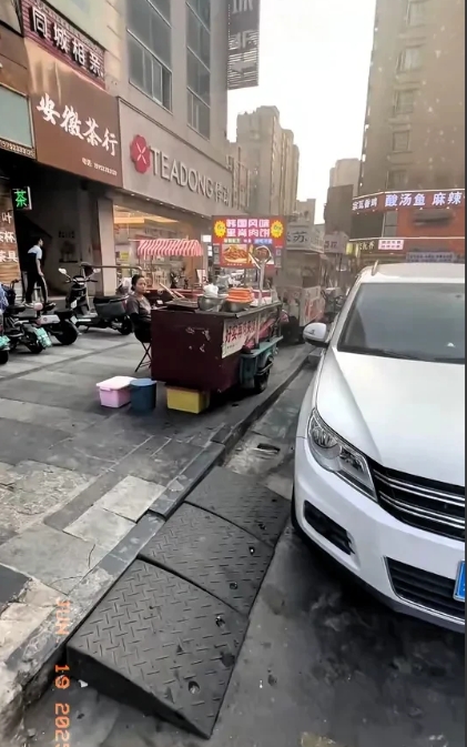 江苏淮安一小夫妻在一个摊位上摆了两年地，他们的生意越来越好！


可是今天遇到强