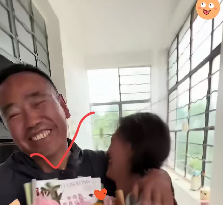 高考结束那刻，谁能想到一个普通的行李收拾场景，竟成了全网破防的瞬间？女孩转身看见