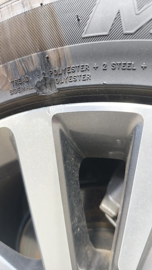 这一点点4儿子店直接让我换一个轮胎正常
马路牙子上磕了一点，没漏线，4儿子店说要