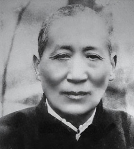 1958年的一天，四川省大邑县一处山坡上，数百名农民聚集在一座豪华墓园前。他们手