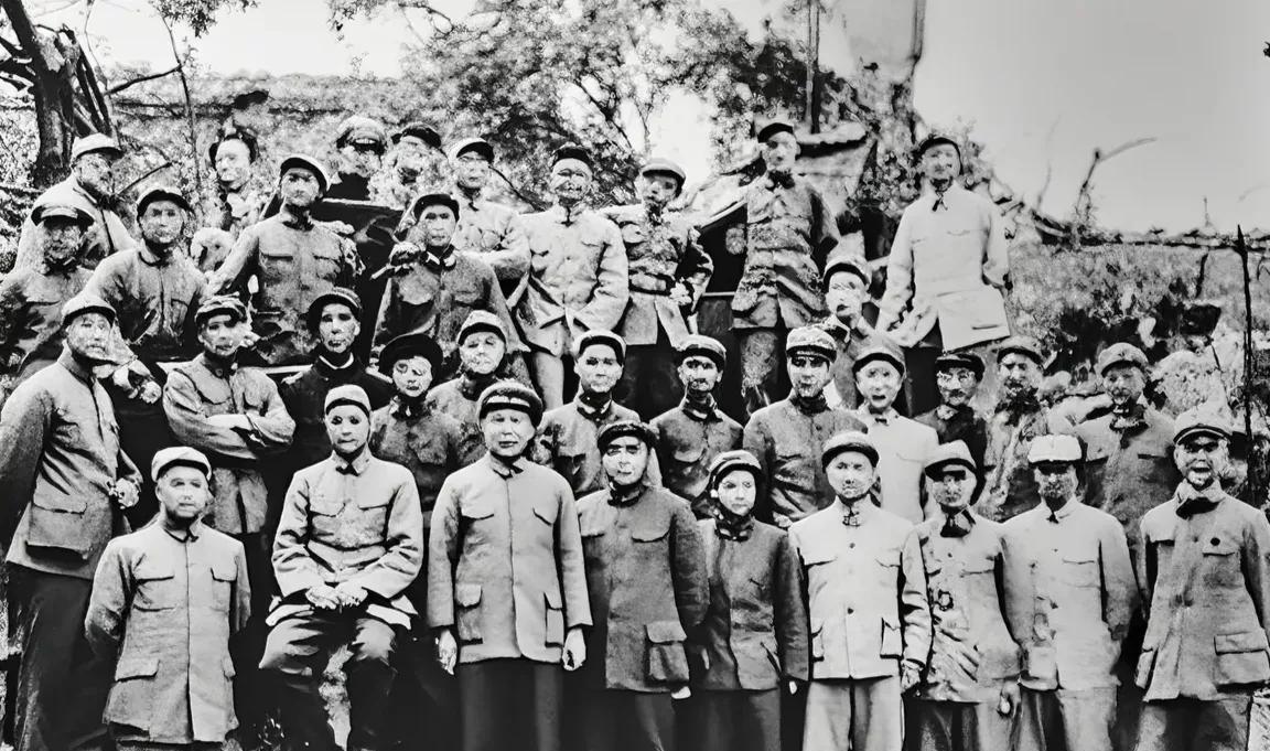 1949年5月1日，太原解放，前线将领们在一起，笑容满面，笑容灿烂，喜笑颜开，合