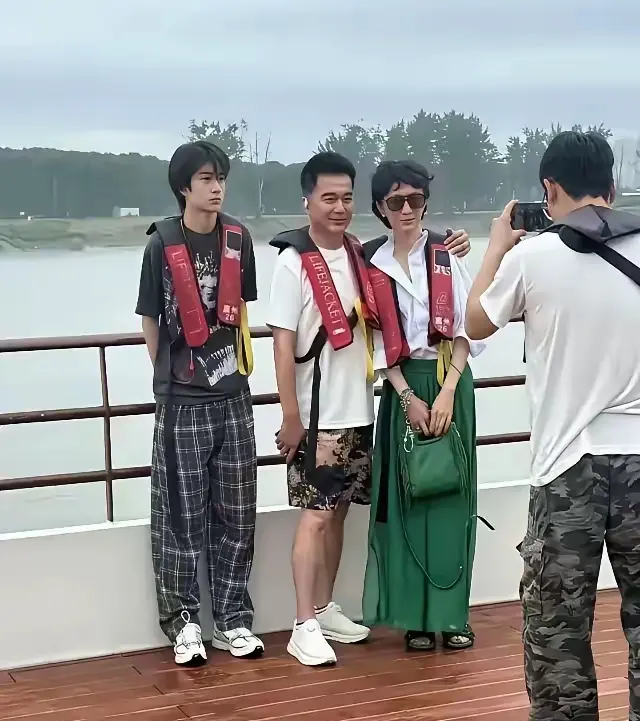 看看这一家的合影
怎么感觉祁厅长的儿子像个外人啊！
