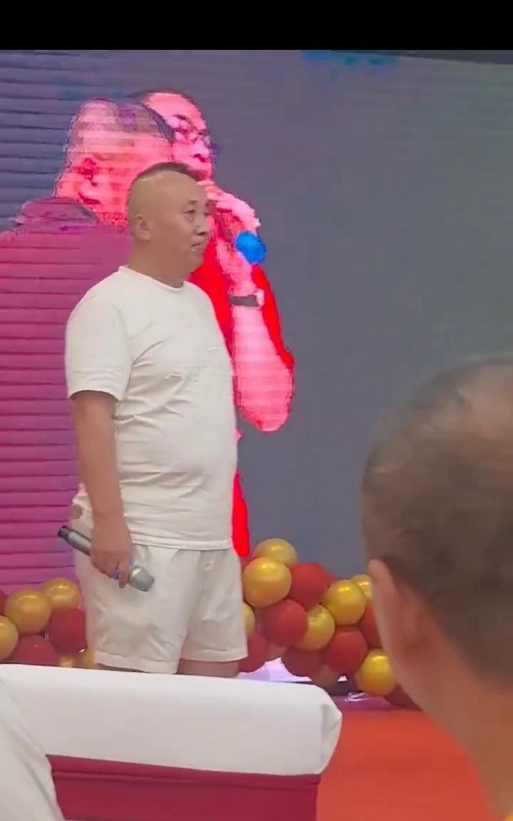 五弟六十喜宴。
北京老炮洪小五。
怎么能不喝酒？大喜的日子，右脚。