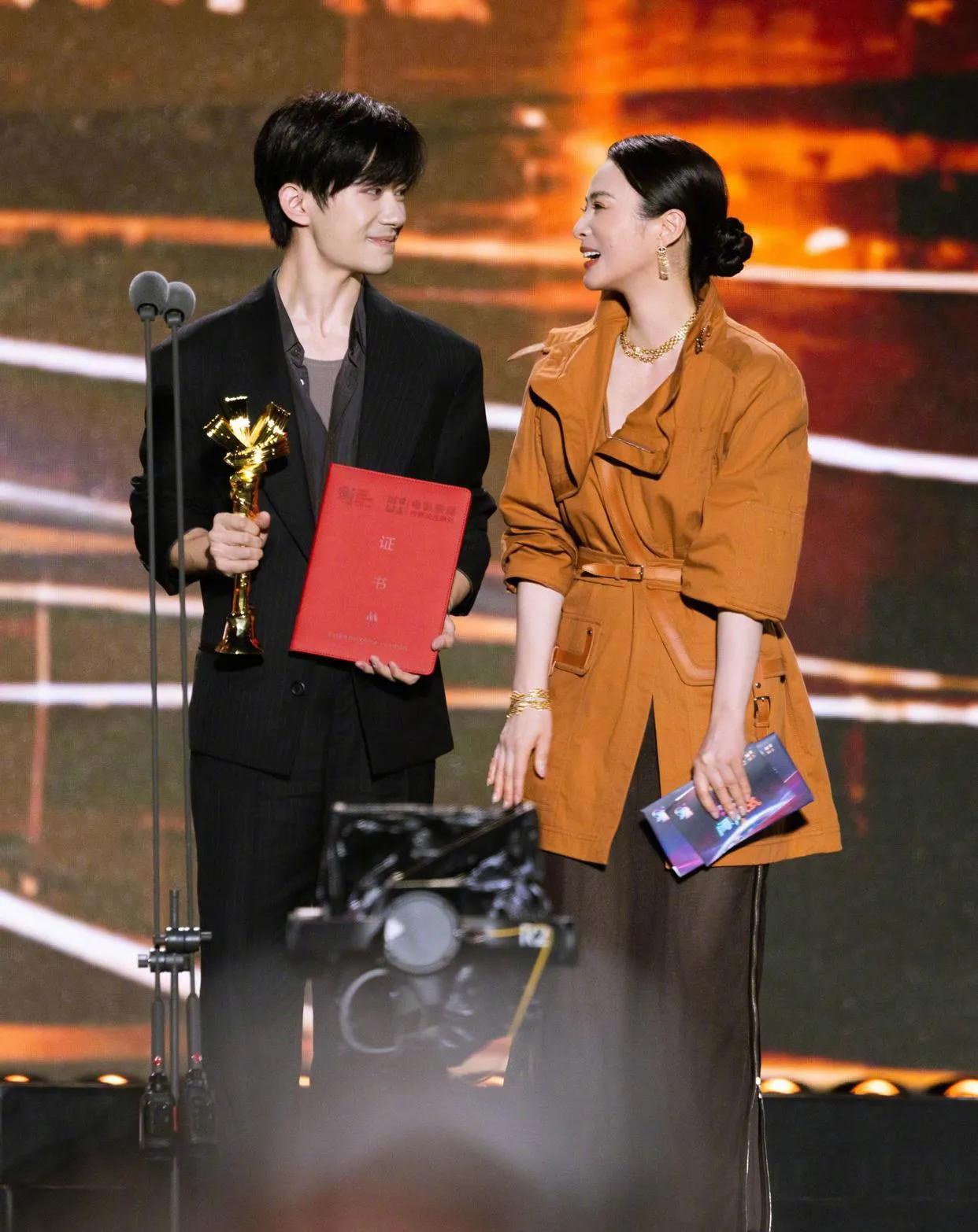 蒋勤勤这个年纪还能这么美，还是自然美，真难得！
蒋勤勤保养的真好！