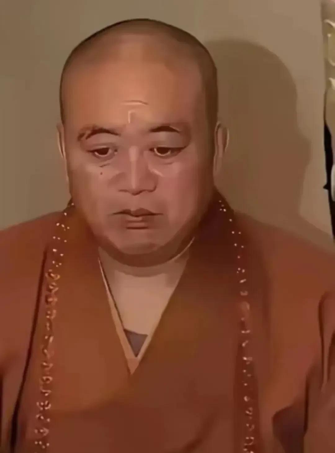 看到释永性的面相就想替他算一卦。
释永信前半生特别顺利。
你看他是断眉。
后面半