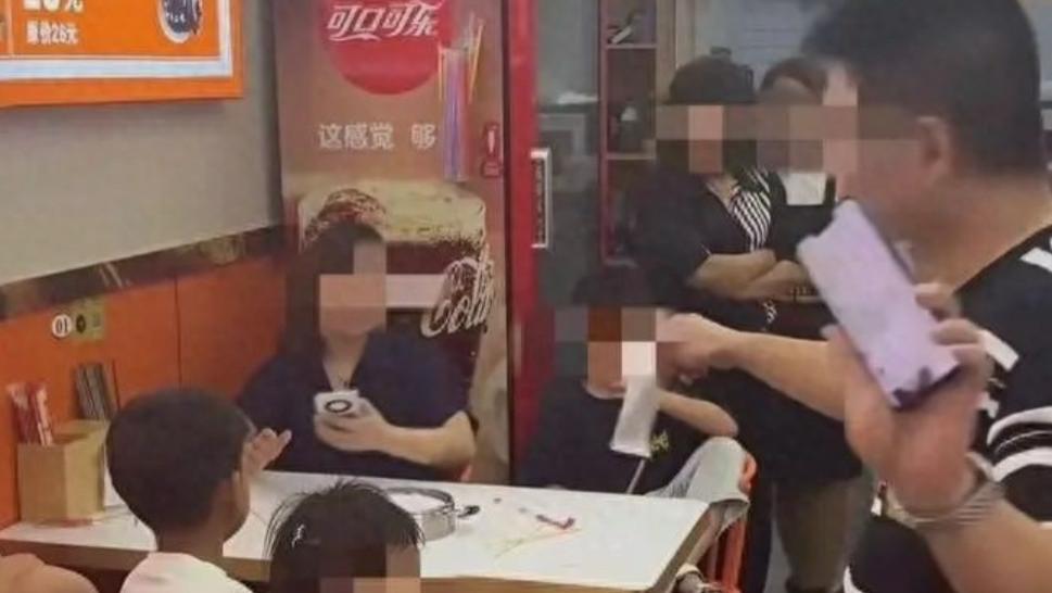 “7人吃1碗面”真相来了！商家撕毁协议遭“反噬”，女顾客再发声