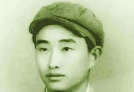 1943年，鬼子派飞机空袭八路军驻地，一名小战士按捺不住心中的怒火，抬手就是一枪