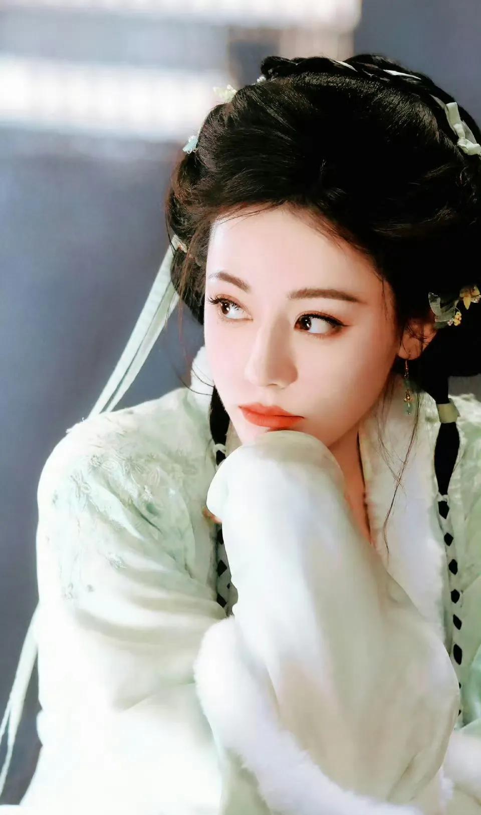 现在迪丽热巴可开心了，
当然这是我猜的，
不落在自己身上是真的不知道这事儿有多重