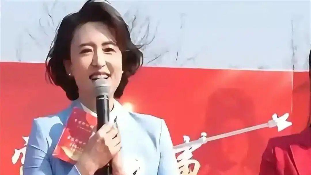 河北主持张蕾遭紧身裤争议！怒怼网友“心脏看啥都脏”引爆热搜