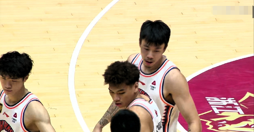张镇麟在上海男篮当持球大核，缺点和弱点彻底暴露无遗，热身赛打浙江，对手只要提前卡