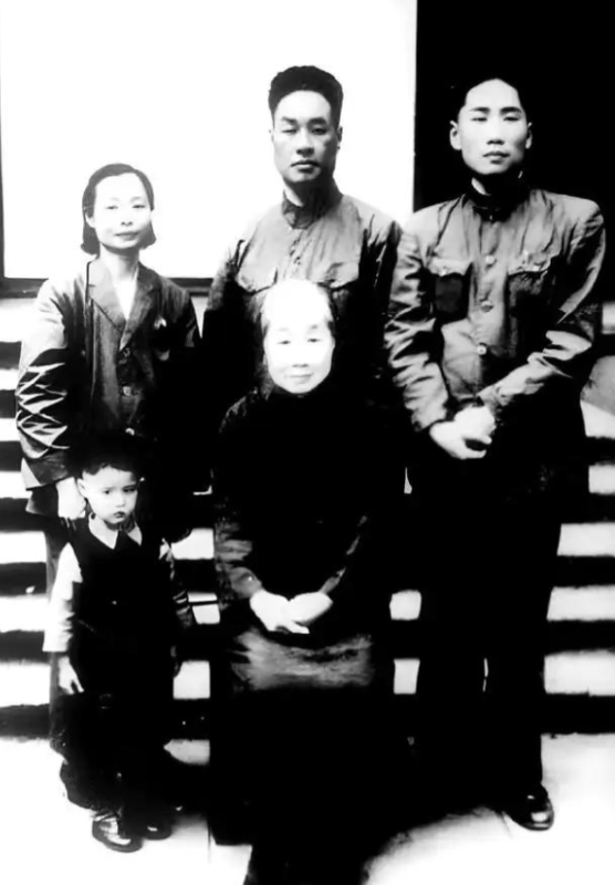 毛岸英与外婆一家的合影，最后的相聚。

50年代初，有一张毛岸英与外婆、舅舅舅妈