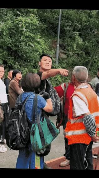 这是发生在某城一个景区不可思议的一幕……这位身着橘黄色马甲的大爷，是这个景区的工