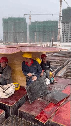 看着挺狼狈，其实这会挺开心的，能歇会了[尬笑]