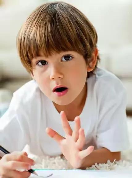 看这么小的孩子长眼袋了。但是小孩长眼袋一点都不显老，为什么大人长眼袋就显老呢？因
