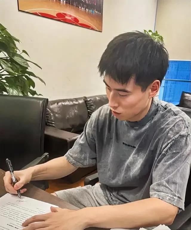 签了！程帅澎与浙江男篮续约4年顶薪，其职业态度获得俱乐部认可！
在中国男篮与澳大