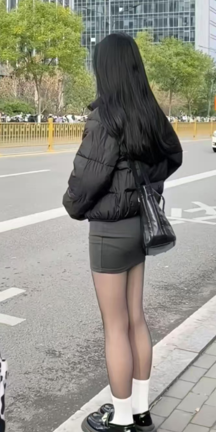 时尚迷惑行为大赏！羽绒服配丝袜，这身穿搭到底是保暖神器还是 “美丽冻人”？