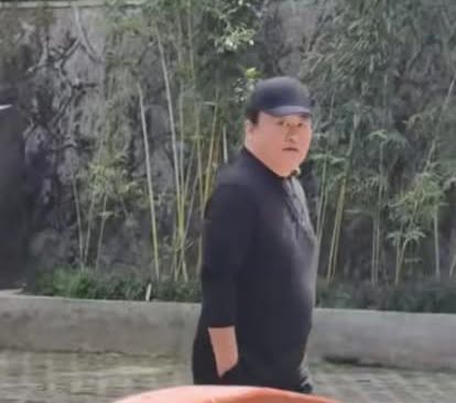 刘欢近况曝光！肚腩消失、脚已复健，62岁的他已经走上另一条大道