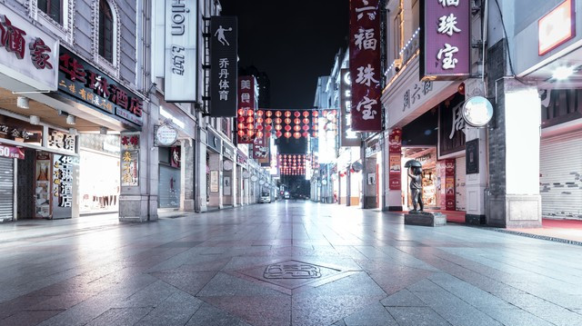 十二岁的时候父母意外离世，大姑热心的收留我，说遗产先帮我保管