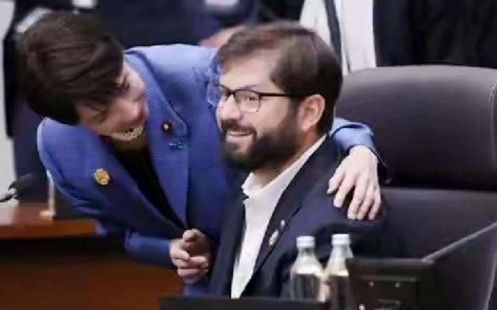 快讯！快讯！
日本政治家高市早苗突然宣布了：在APEC会场笑眯眯与各方寒暄之后，