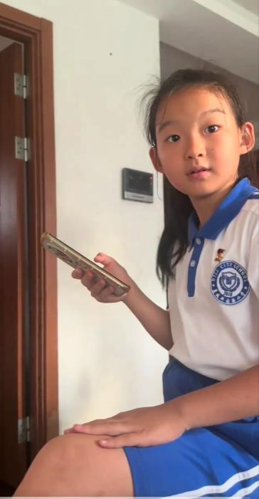 不得不承认浩男自从认亲之后，确实摆脱了困窘的日子：可以抢着买单，还可以给爸爸买父