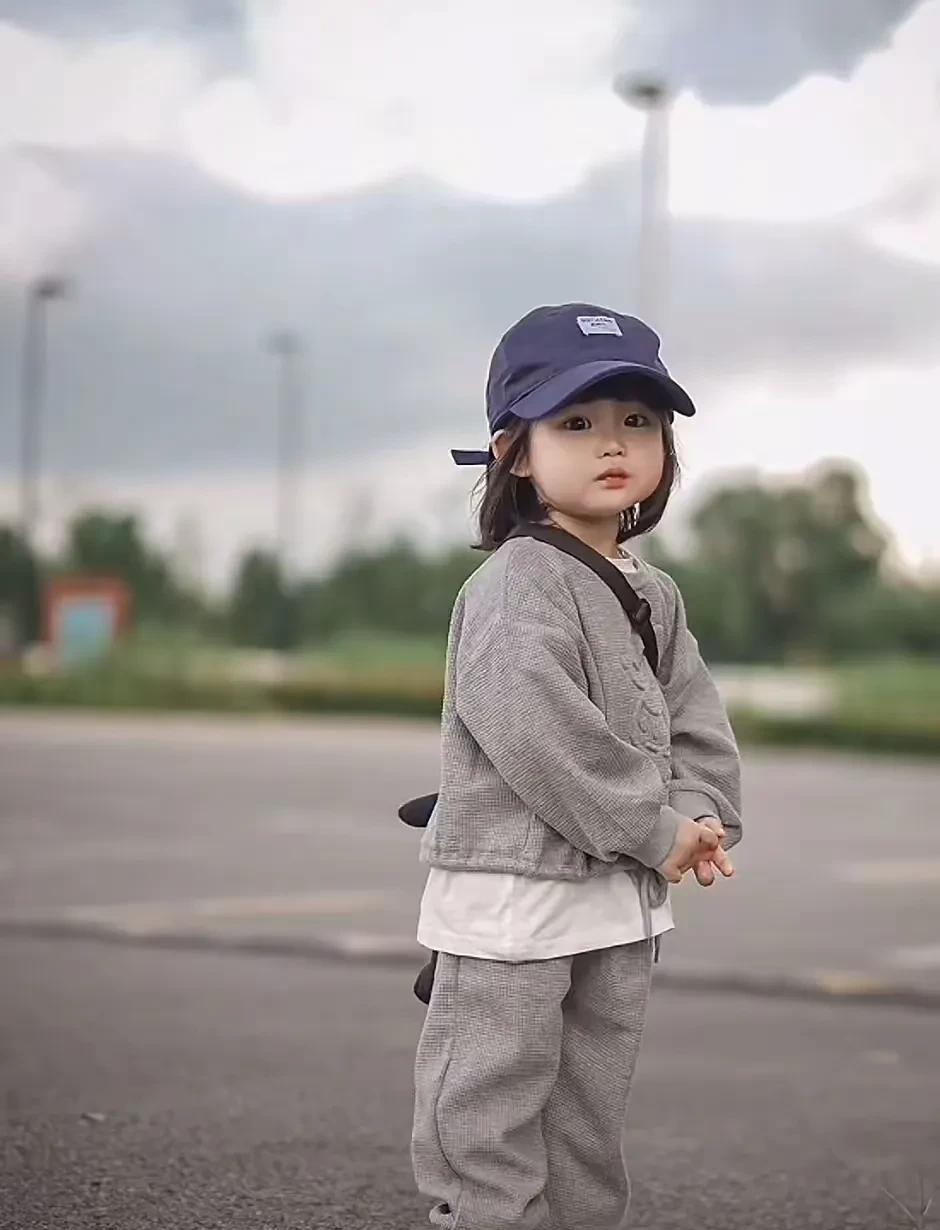 我见过一个摆摊的女人，成天都是哭丧个脸，从来没有见她高兴过的模样。
刚开始我去她