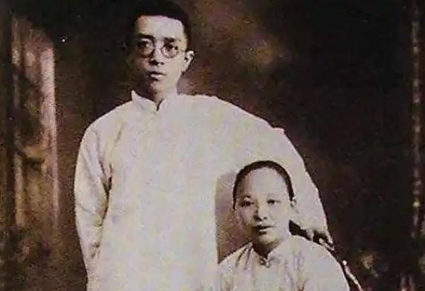 1917年，洞房花烛夜，26岁胡适紧张地坐在婚房里。新娘江冬秀主动开口：“干坐着