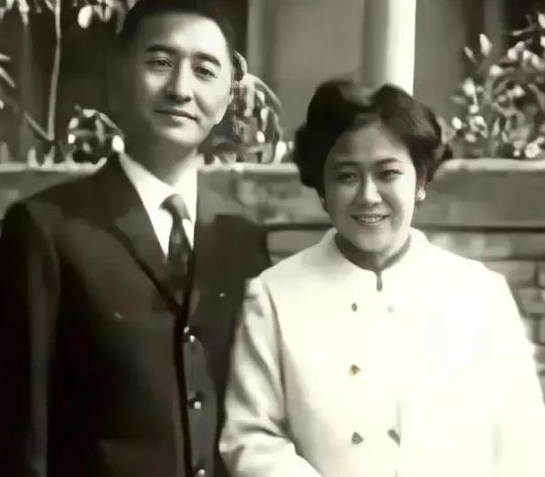 1988年，台 湾老兵带着妻女回大陆看望原配妻子，没曾想，等了他50年的原配妻子