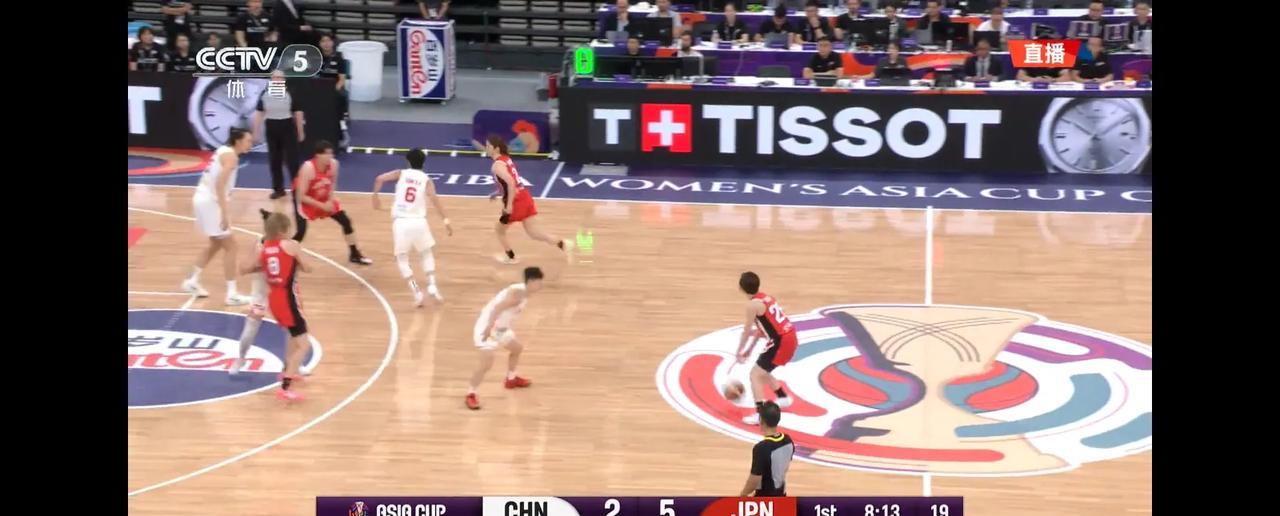 田中心首节变态拿21分，这反而是日本队最大隐患，解说员提建议给胡说一样
两队首节