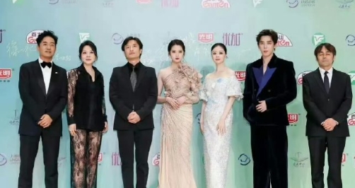 老天奶，一直以为蒋欣长的比较高壮，现在才发现她的头好小好小。