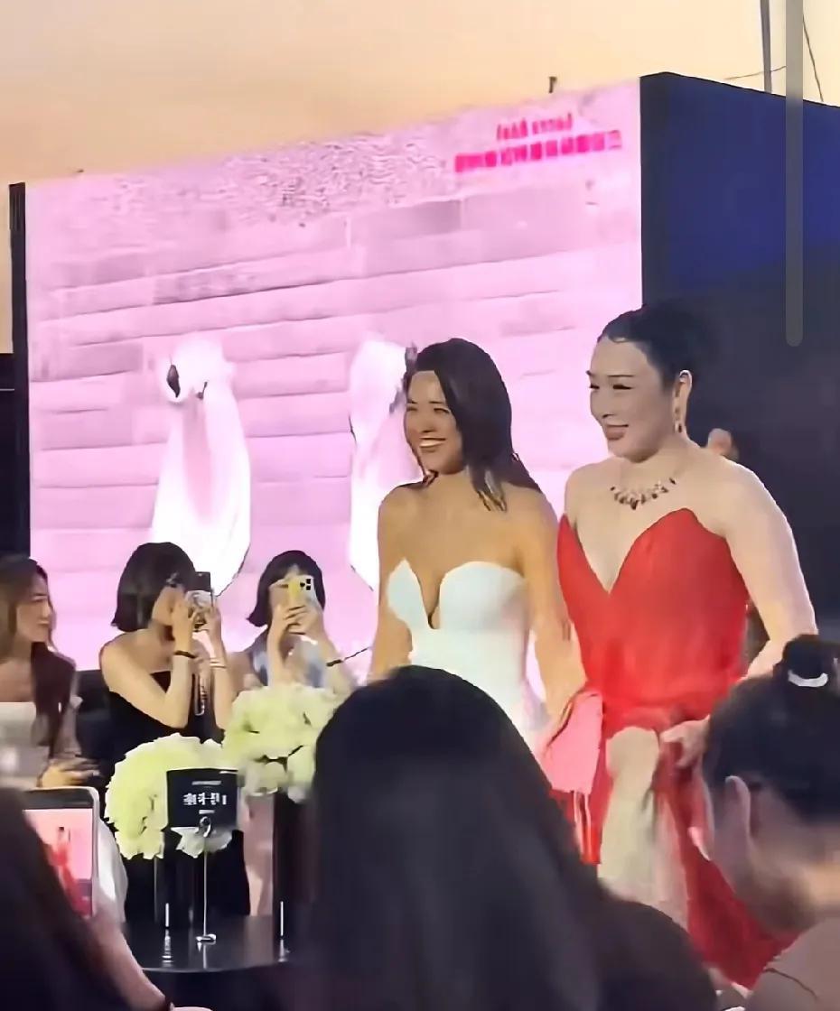 钟丽缇和大女儿一起出席活动，大女儿有点像马思纯，钟丽缇年轻的时候是真的美，现在的