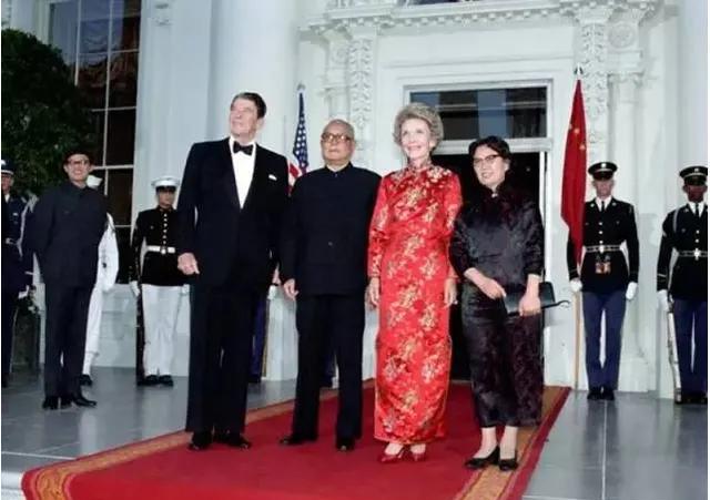 李先念对美国进行国事访问，里根和夫人南希在白宫欢迎到访。