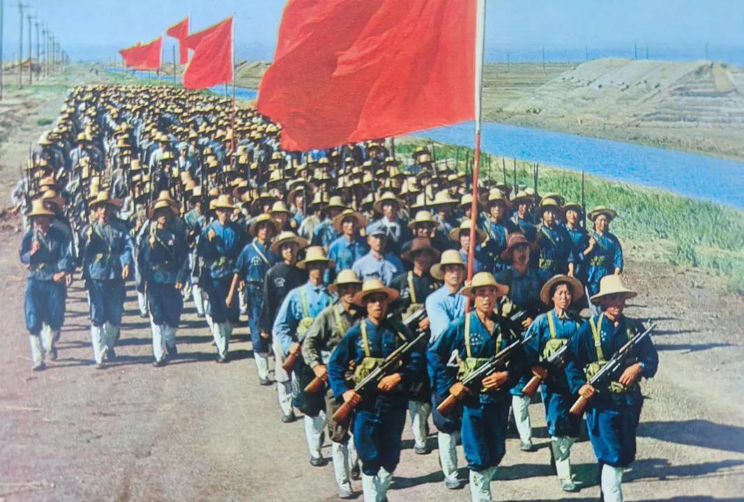 火红的年代，是艰苦创业      的年代，是美帝、苏修对      我国进行全面