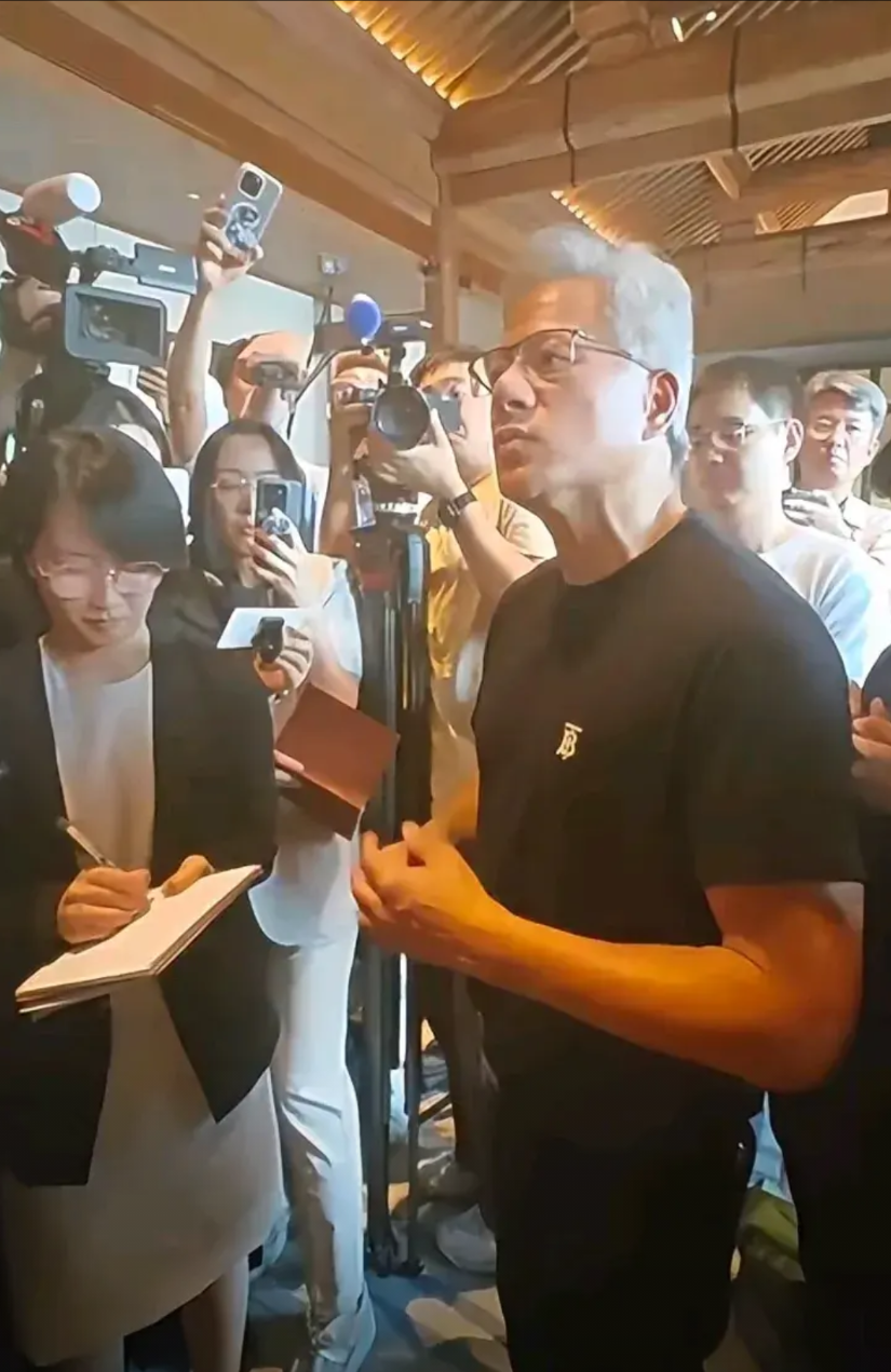 这次黄仁勋的两个反问， 直接把华为黑子们问懵了！
 
7月17日，在北京媒体会上