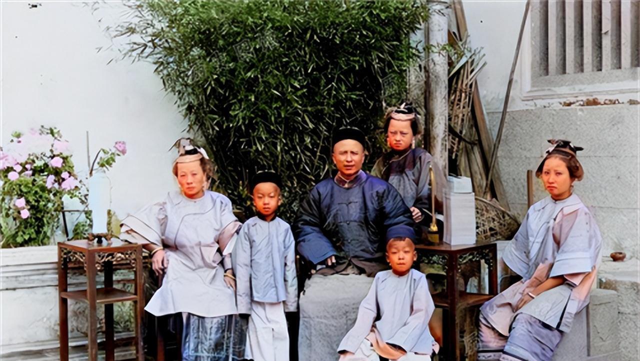 1902年，福建东山。一名富家男子与妻妾子嗣合影。男子帅气，妻妾貌美如花，儿子活