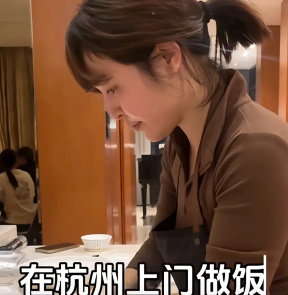 穿瑜伽裤上门做饭的杭州私厨女子阿绿，
让我最惊讶的不是他穿瑜伽裤，
也不是她每天