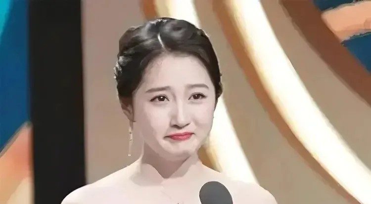 研究了大半天，
关晓彤，
大概就是鹿晗这一生，
错过的最优秀女孩子，
她性格温柔