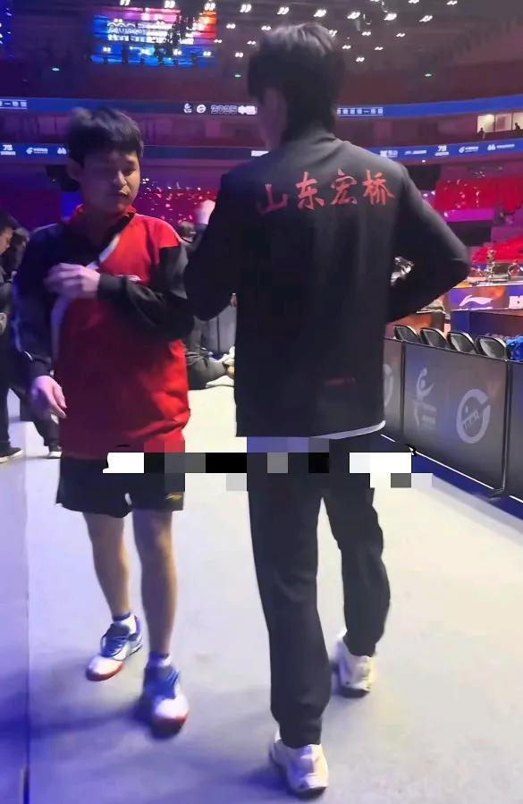 乒超联赛上王楚钦碰上林诗栋，那互动看着就热乎。大头伸手就想去捏小石头的脸，林诗栋