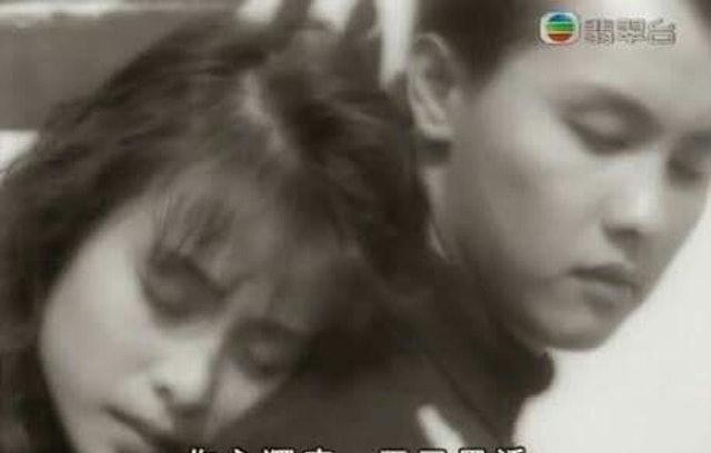 黄宝欣在1980年代，与郑敬基一同合唱推出《酒杯敲钢琴》意外爆红，该歌绝对是当时