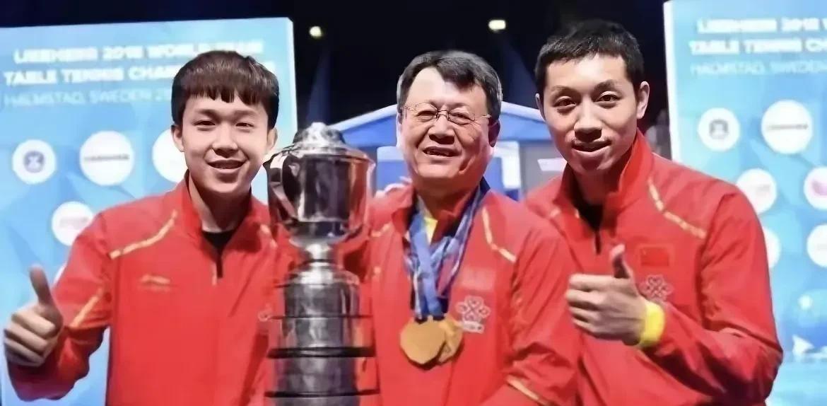 蔡振华交棒时国乒多辉煌！如今青黄不接真让人揪心。
当年老爷子亲手点将的王楚钦，差