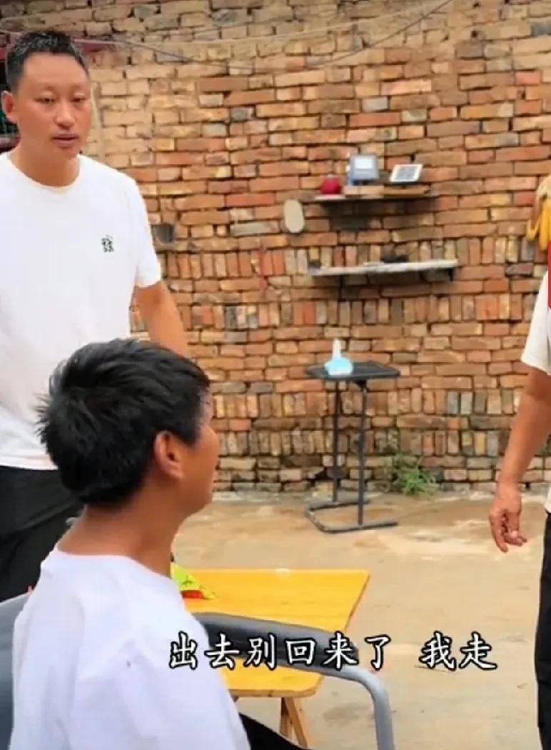 老表掂着西瓜来了，妮娃高兴的接住，妮娃就爱别人给她送东西，占个小便宜能高兴毁了。