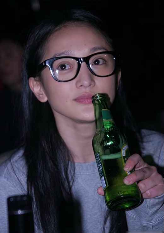 你肯定没见过这样的周迅，周迅和桂纶镁都素颜、戴眼镜 ​​​
