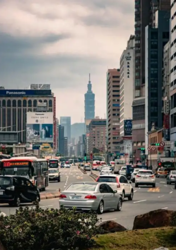 一位福建小伙提出了一个统一台湾的绝佳建议，那就是让内地大爷大妈去台湾旅游，然后给