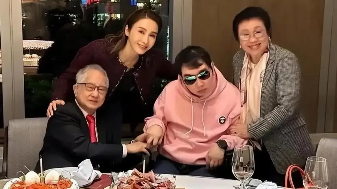 53岁黎姿近况曝光：一家四口挤20平破屋，弟弟瘫痪，嫁残疾老公，如今后悔吗？