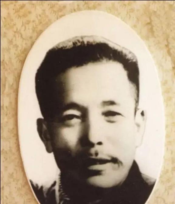 1955年，一个走江湖的男子故意让毒蛇咬自己的舌头，等蛇释放完毒素后，他一口咬下