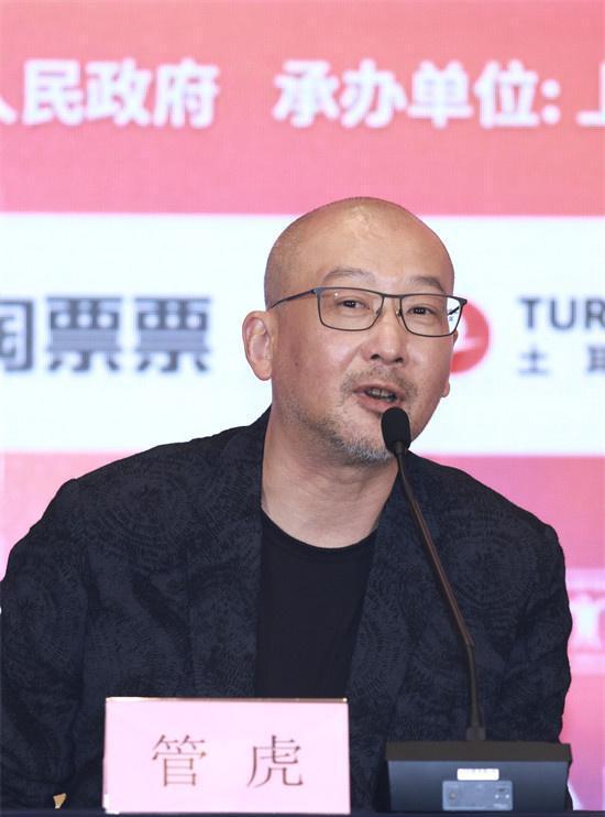 《东极岛》的大导演，管虎到底咋想的？
男的穿三角裤，女的穿肚兜，全身上下用一小段