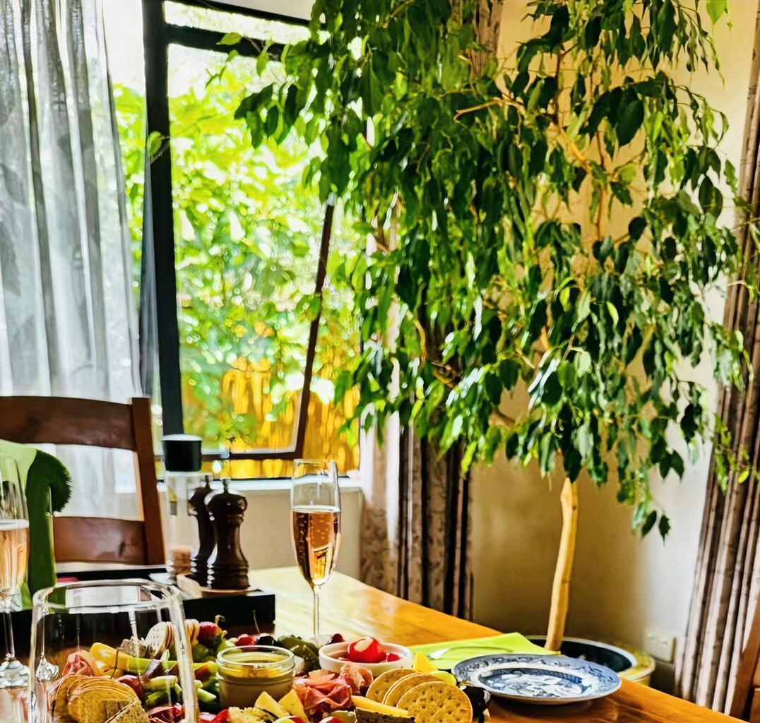 儿子结婚以后，我常常提醒他，男人工作从日出到日落，而女人的工作永远做不完。
他说