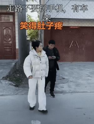 女子没说错，的确是有车，但是，她往后拉错了，躲的是女子，被撞的是男子。
有网民看
